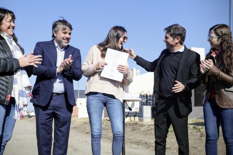 Kicillof entregó viviendas en Magdalena 