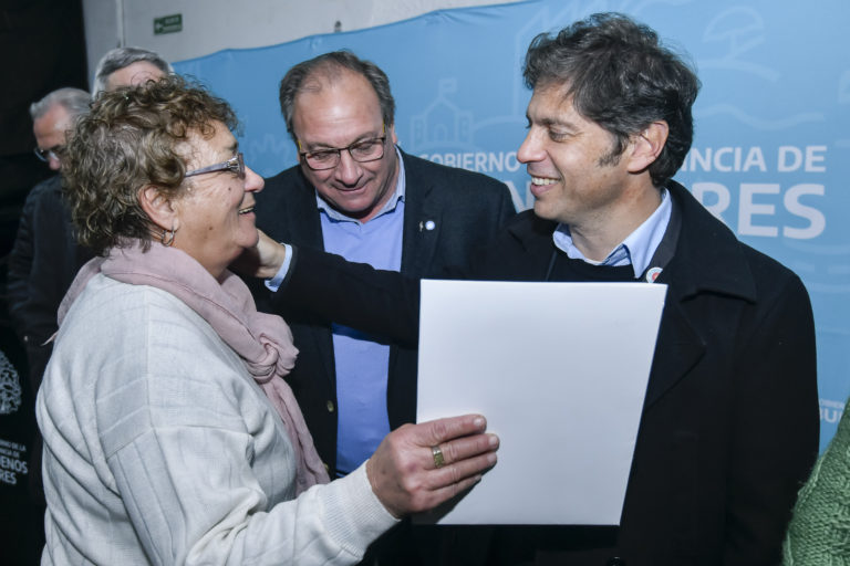 Kicillof entregó viviendas en General Alvear 