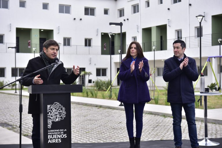 Nardini y Kicillof entregaron viviendas en Malvinas Argentinas