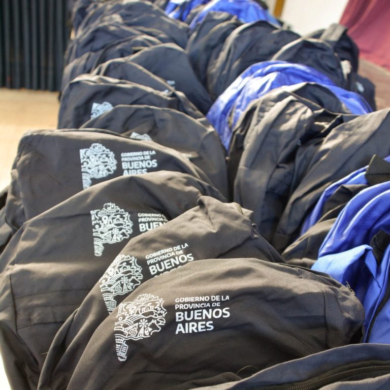 Educación: se entregaron 165 mochilas con útiles escolares en colegios donde funciona el programa Coros y Orquestas Bonaerenses