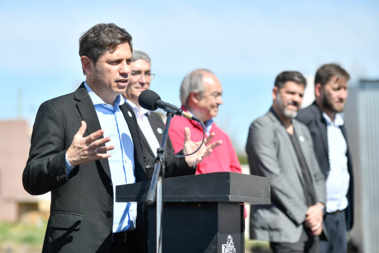 Kicillof entregó viviendas y suscribió un convenio para la integración urbana de cuatro barrios populares 