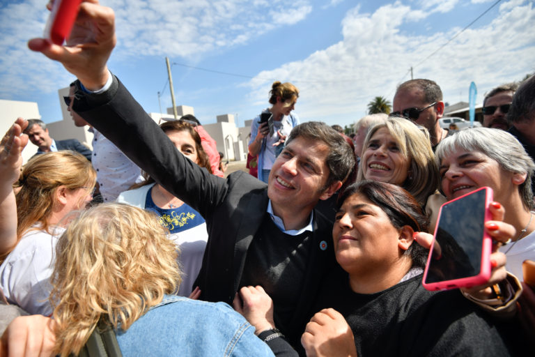 Kicillof entregó viviendas a familias de Lobería