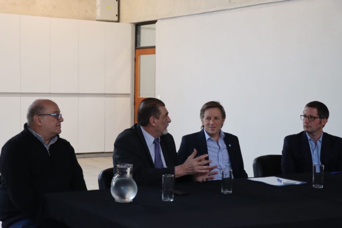 Jaime Méndez en la firma de convenio con UTN