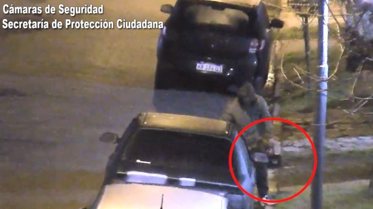 Las cámaras de Tigre filmaron a un malviviente que robó la batería de un automóvil e inmediatamente fue detenido