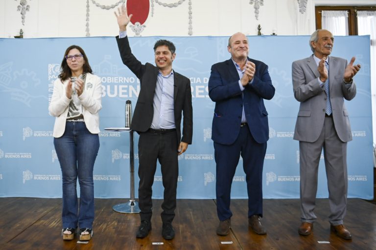 Kicillof entregó viviendas en General La Madrid 