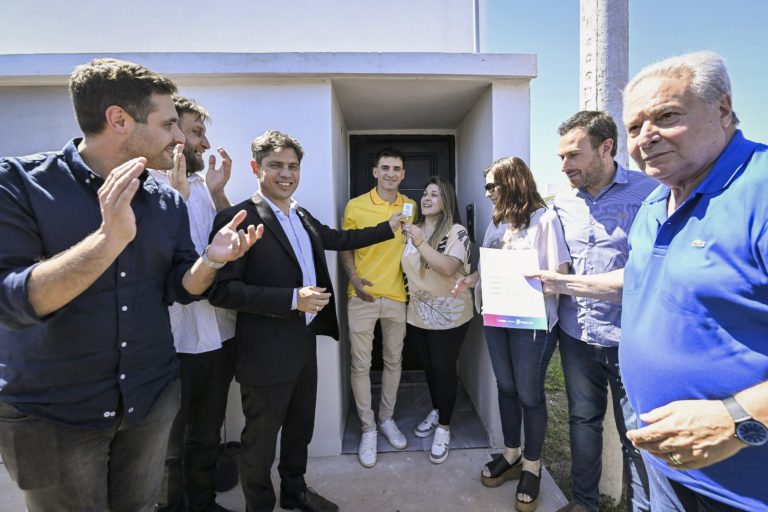 Kicillof entregó viviendas e inauguró la reconstrucción de un tramo de la ruta provincial N°32 