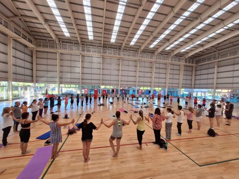Se realizó una nueva edición del programa municipal “Encuentro de yoga” en el Microestadio Ciudad de Benavídez