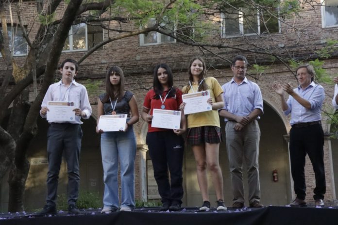 Jaime Méndez y Andrés Lagalaye en la entrega de premios con alumnos
