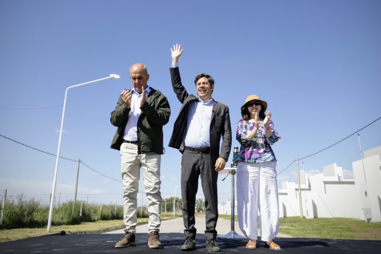 Kicillof entregó 60 viviendas a familias de Pehuajó