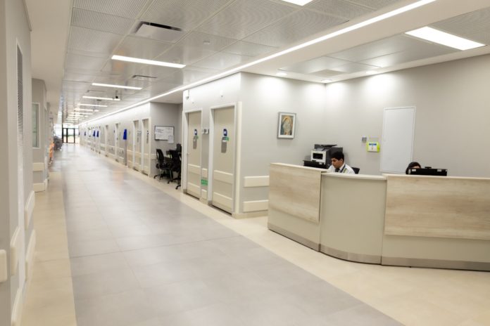 El nuevo piso de internación del Hospital Universitario Austral cuenta con 1200 m2 amplios, modernos y confortables