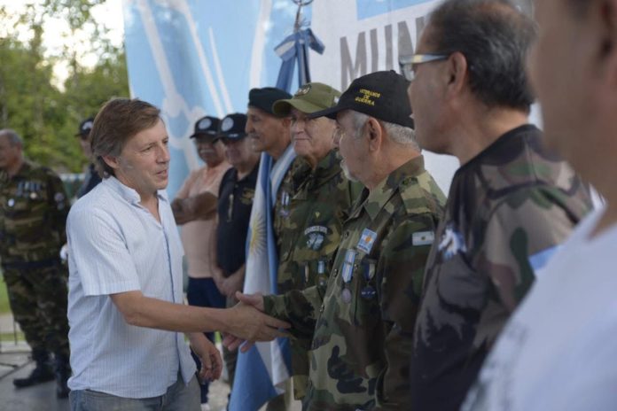 Jaime Méndez saludando a Veteranos de Malvinas en Plaza de las Carretas