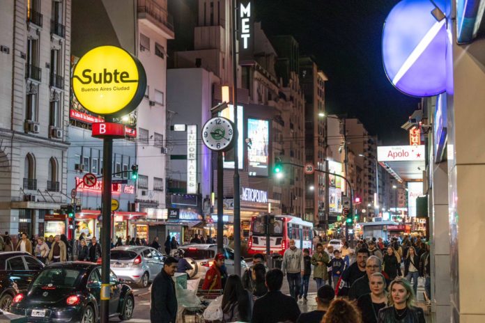 La Línea B abre hasta la madrugada