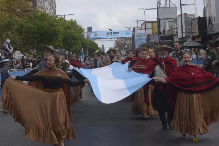 Desfilaron distintas instituciones y organizaciones locales