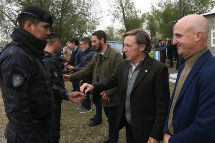 Jaime Méndez y Héctor Calvente entregando llaves de los nuevos vehículos