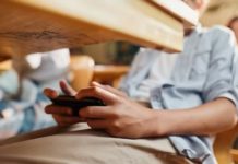 Celulares en el aula: cómo resuelven los colegios privados un desafío cada vez más complejo