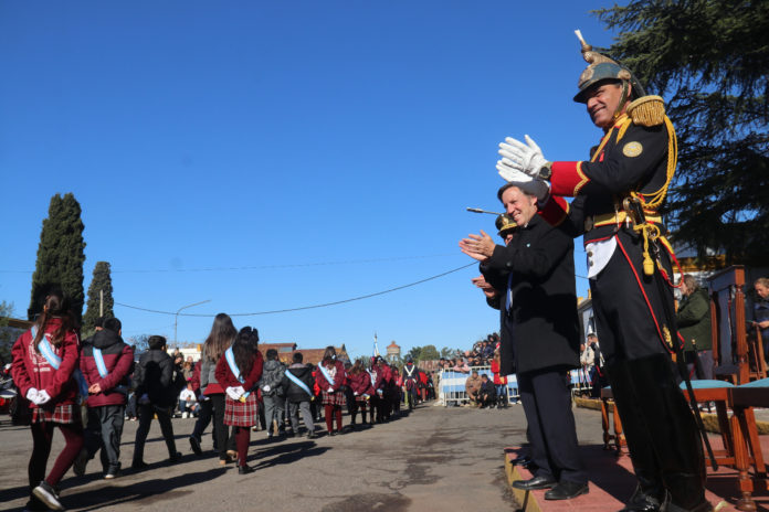 Jaime Méndez junto a autoridades viendo el desfile de alumnos