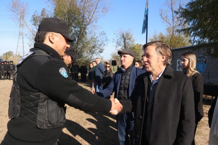 Jaime Méndez y Héctor Calvente saludando a policías municipales