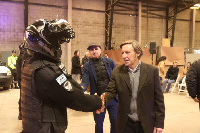 Jaime Méndez y Héctor Calvente saludando al personal policial