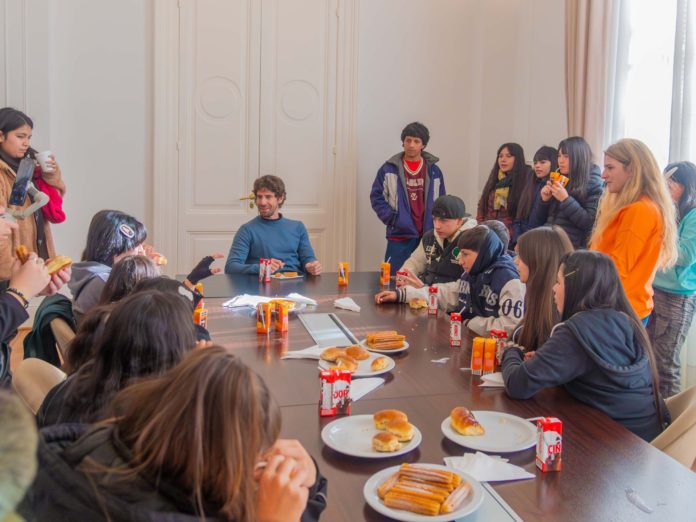 1 andreotti recibe adolescentes