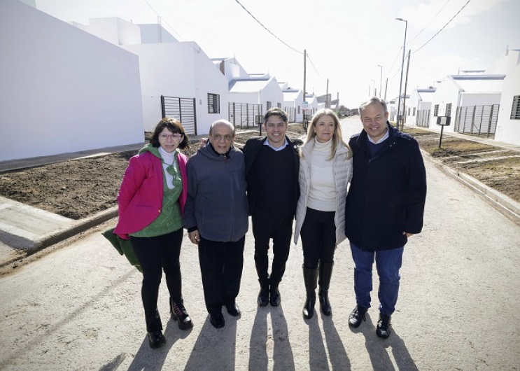 Kicillof y Magario entregaron 110 viviendas a familias de Berazategui