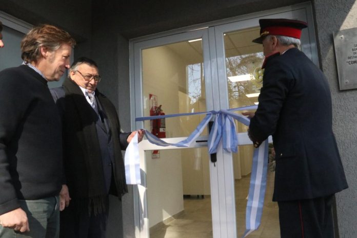 Jaime Méndez junto a autoridades del nuevo cuartel de bomberos