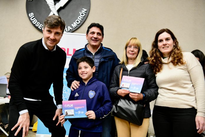 Marinucci y Ghi entregaron Pases Libres a vecinos de Morón (2)