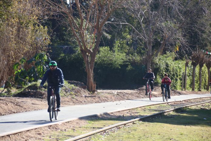 Vecinos usando la nueva bicisenda