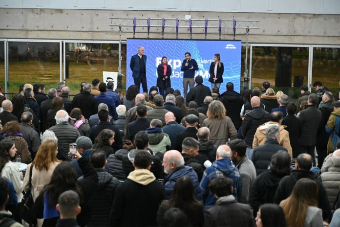 El intendente Fernando Moreira encabezó la apertura de la Expo Ciudad PyME 2025