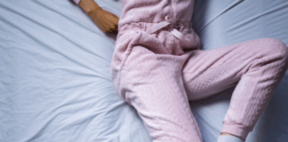 Piernas inquietas: el trastorno silencioso que afecta a millones y pasa desapercibido