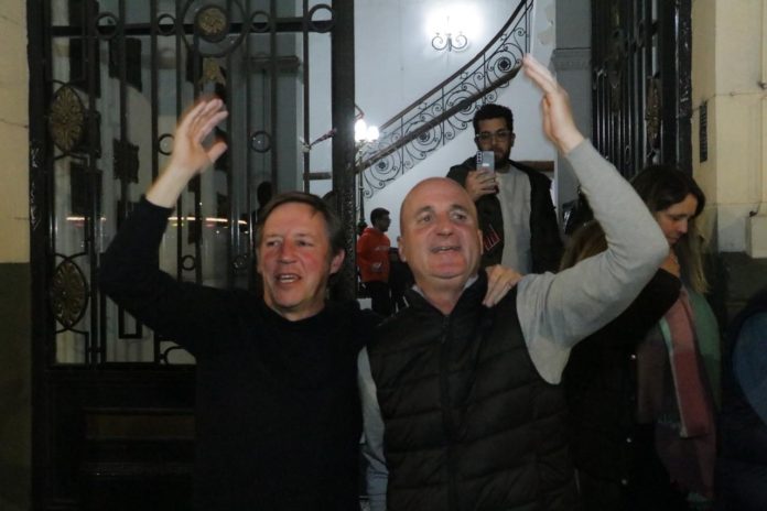 Jaime Méndez y Héctor Calvente en la puerta del municipio