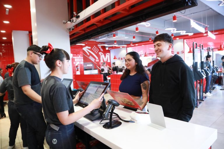 San isidro: con la colaboración del Municipio, 40 jóvenes consiguieron empleo en el nuevo local de Mostaza