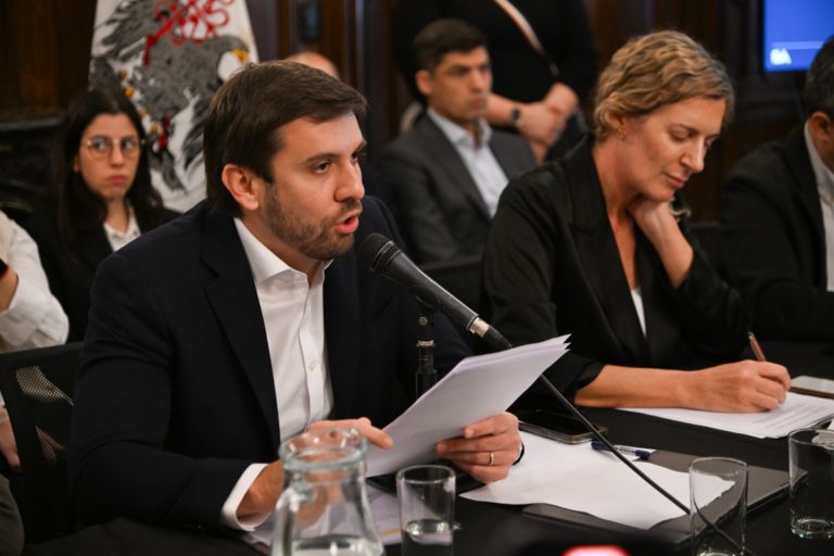 El ministro de Hacienda y Finanzas de la Ciudad, Gustavo Arengo, presentó el proyecto de Presupuesto 2026 ante la Legislatura
