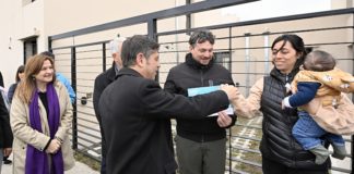 Kicillof entregó viviendas a familias de Villa Elvira