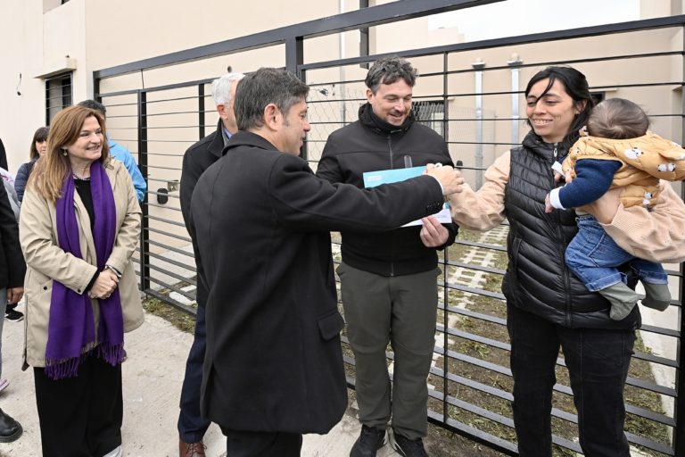 Kicillof entregó viviendas a familias de Villa Elvira