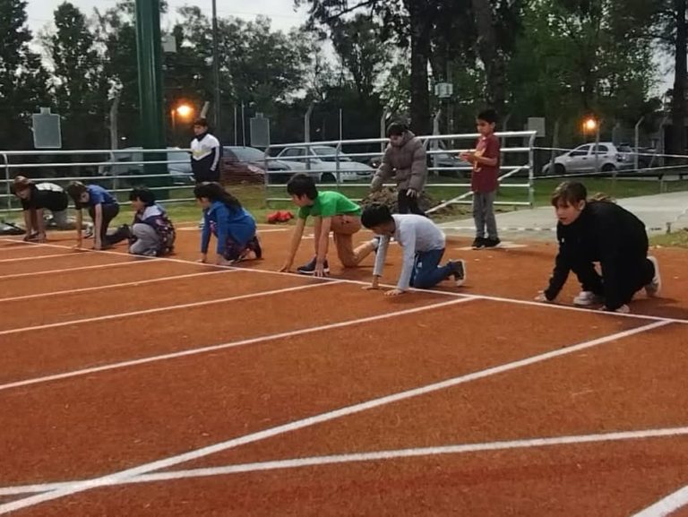 Deportes: el Municipio de Tigre realizó una clínica de atletismo en la flamante pista «Abel Acevedo»