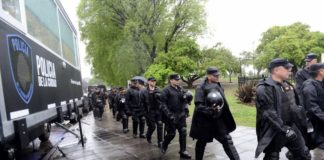 La Ciudad desalojó a mil manteros que ocupaban el Parque Alberdi y la avenida Lisandro de la Torre en Mataderos