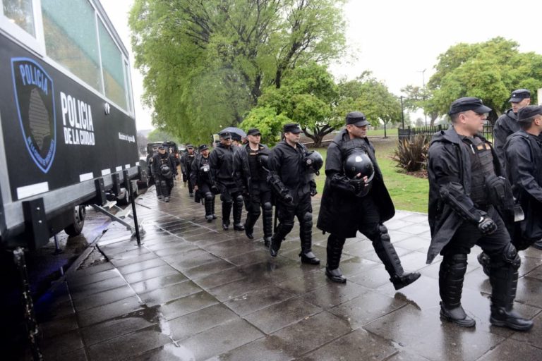 La Ciudad desalojó a mil manteros que ocupaban el Parque Alberdi y la avenida Lisandro de la Torre en Mataderos