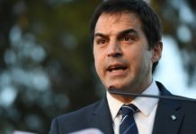 Intendente del conurbano en contra de los celulares en la cárcel: “Por más que los agarremos y encerremos, van a seguir operando”