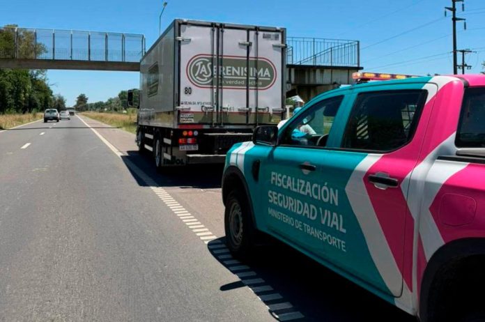 Tolerancia Cero, Transporte detuvo a un camión que circulaba con la patente tapada