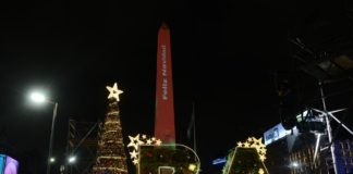 Con el encendido de luces, la Ciudad celebró frente al Obelisco el espíritu de la Navidad