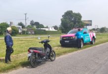 A contramano por Ruta 2: agentes del Ministerio de Transporte detuvieron a un motociclista que circulaba en infracción