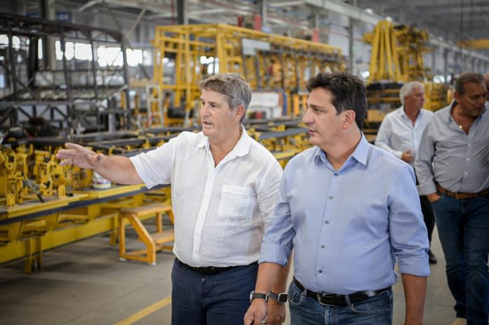 Potenciando el transporte bonaerense; Marinucci visitó la fábrica Nuovo Bus2