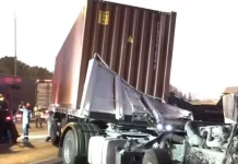 Choque y vuelco de un camión en Panamericana