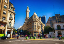 Seis ciudades donde el teatro forma parte del viaje: los destinos recomendados por Booking.com