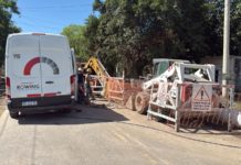 Rotura de un caño en una obra de AySA: el Municipio intervino de inmediato con tareas de limpieza