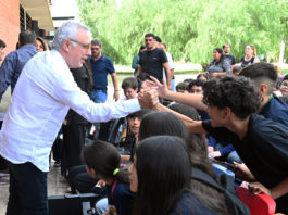 Fortalecimiento educativo: Julio Zamora encabezó la entrega de kits escolares a 225 estudiantes del distrito