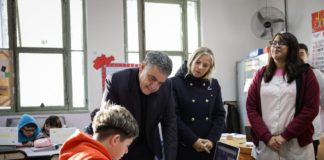 La Ciudad prohíbe el uso de celulares durante clases en la escuela secundaria