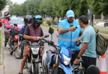 Marinucci encabezó controles viales y entregó cascos junto a Nardini en Malvinas Argentinas