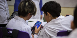Compromiso familiar por estudiantes sin celular: acuerdos para retrasar la entrega del primer teléfono inteligente