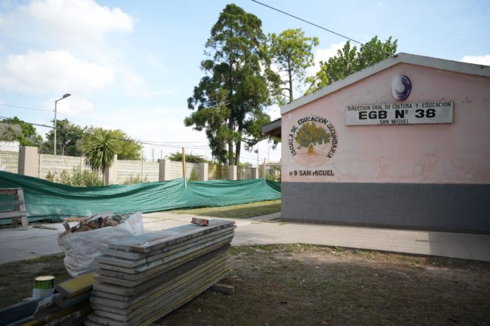 Trabajos en la fachada de la Escuela Primaria N°38
